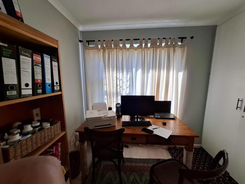 To Let 3 Bedroom Property for Rent in Land and Zeezicht Western Cape